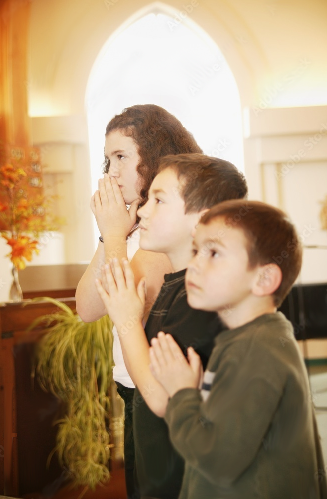 Familia rezando